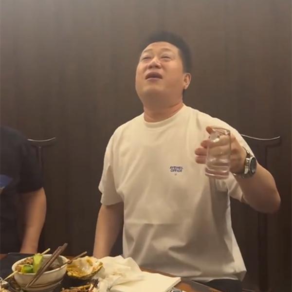 张鹤伦这个酒蒙子，聚会开始不喝酒了！之前，张鹤伦晒聚会照片或视频，是怎么开心怎么