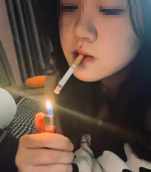 因为一件事，我要求儿子必须跟女友分手！因为那个女孩竟然还抽烟！真想不通，上过大学