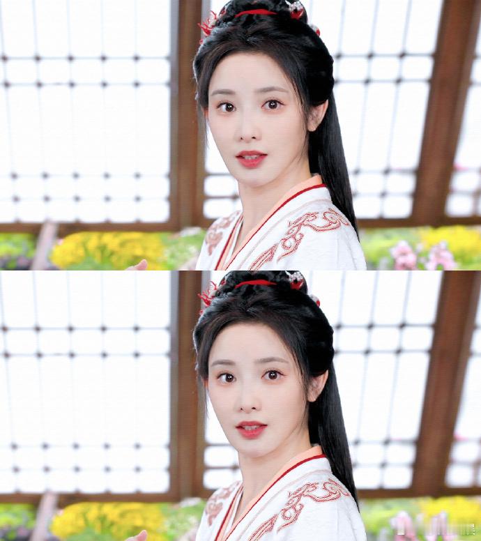 彭小苒的造型切换简直是视觉盛宴，女装华服加身，温婉端庄似绝色Mommy，藏着宫廷