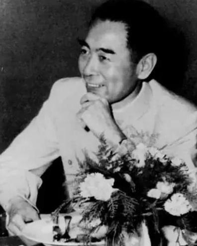 1976年1月11日，当周总理的遗体运到八宝山时，所有的火化工人都拒绝给周总理点