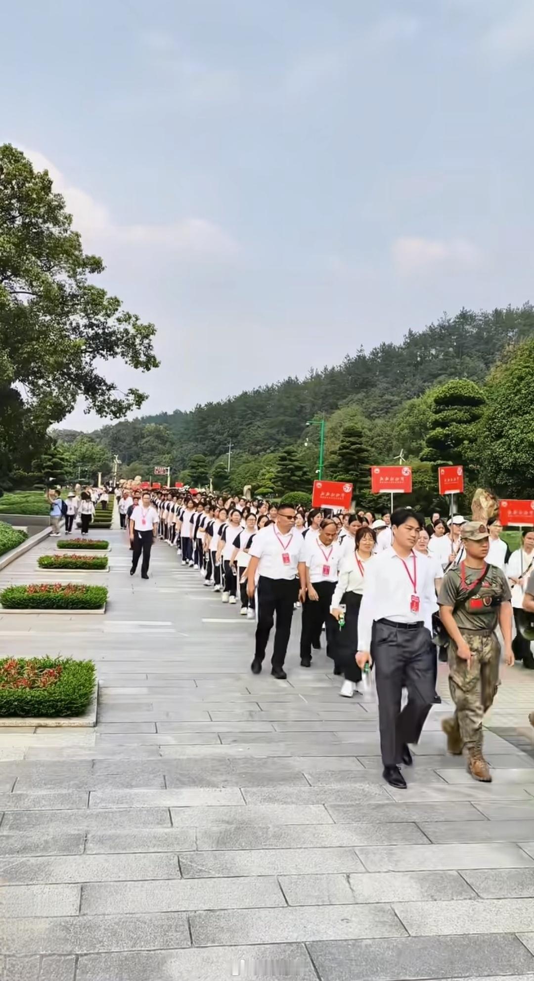 这些年，韶山教员铜像广场上，总有这么一支队伍。这就是希望。队伍越长，希望越盛。薪
