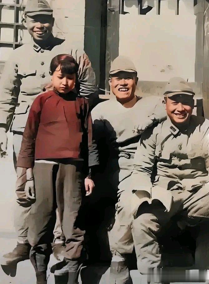 1938年，三名日军挟持一名小姑娘和他们拍摄的“亲善”照，照片中三名日寇脸上拼命