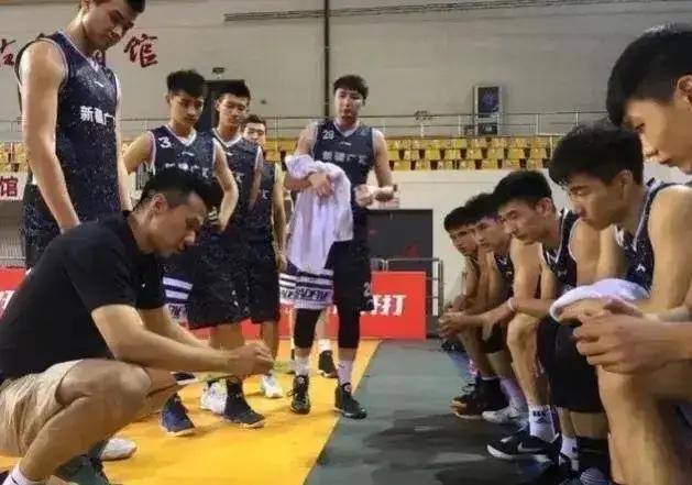 看来木拉提将来会成为新疆飞虎男篮的主教练！

         原来新疆飞虎男篮