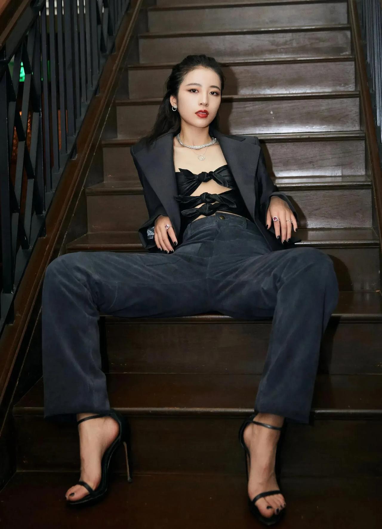 这么霸气坐姿的女神，谁能想到她是《春色寄情人》庄洁，也是《爱情而已》里的梁友安。