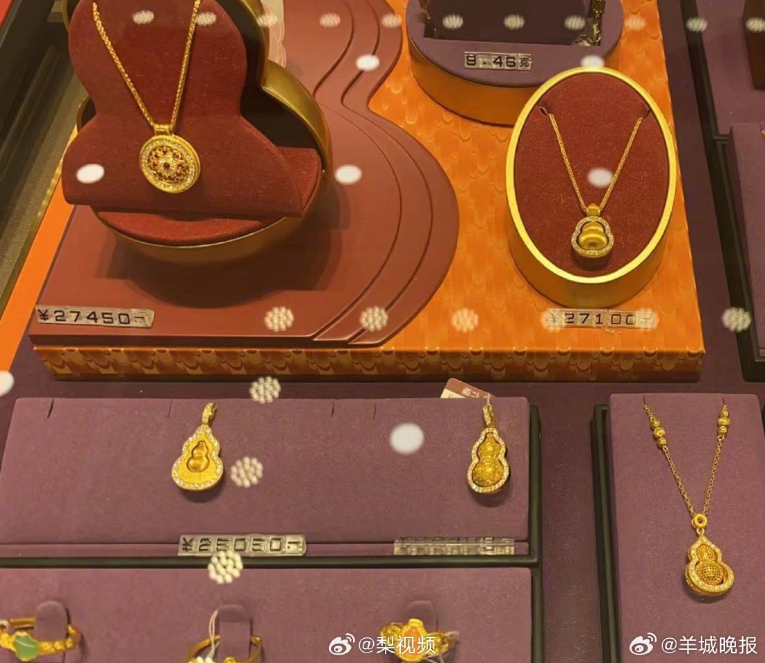 #六福珠宝涨价#【#六福珠宝回应涨价#：一口价产品至少涨15%】近日，有网传调价