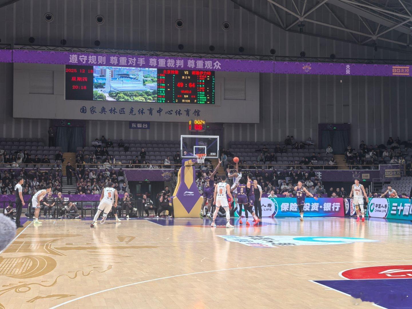 北控男篮vs新疆男篮 新疆上半场三分11中9，20分钟狂砍66分，北控这个防守形