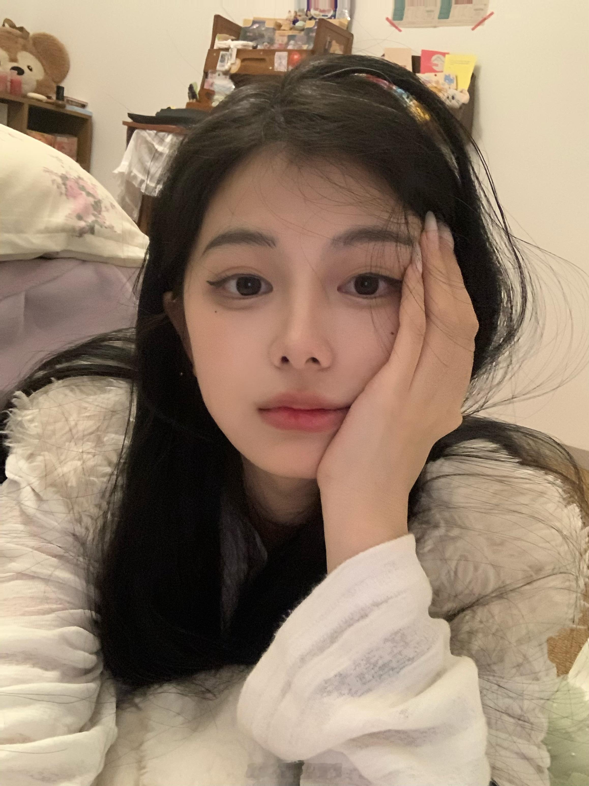 就这样宠爱我的白头发，已经4个月没染，等这个冬天过去吧，北京好冷。对了，跟大家道