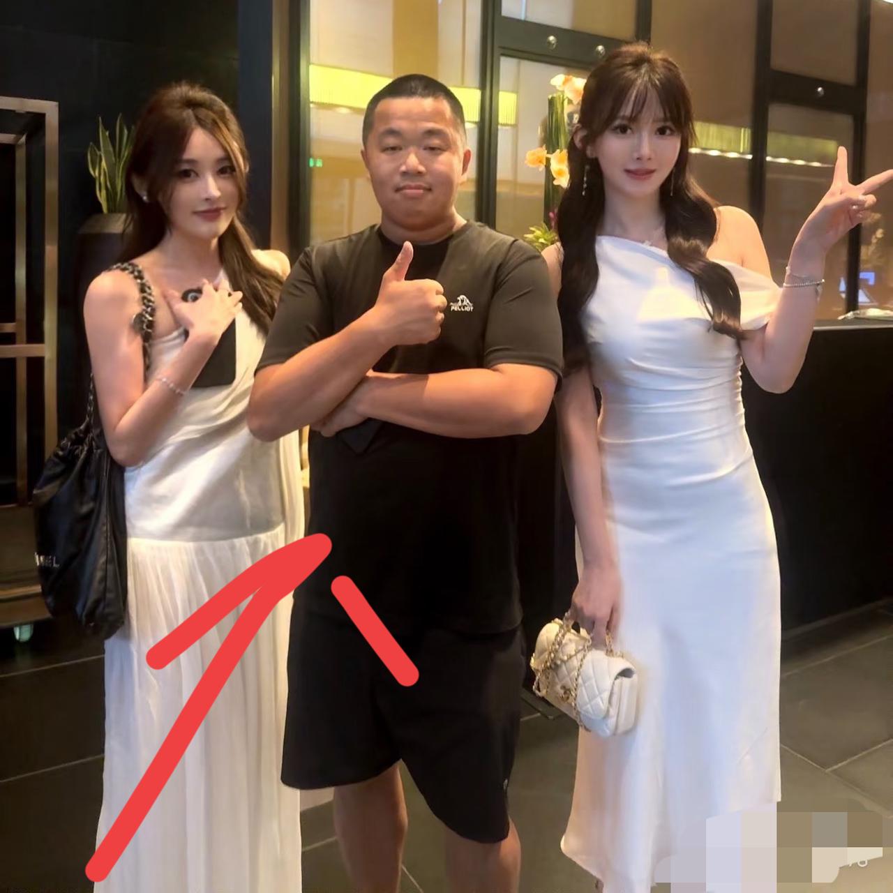 非常好奇这个蓝战非是怎么赚钱的

没有颜值，没有身高

更没有好的家境，但是他偏