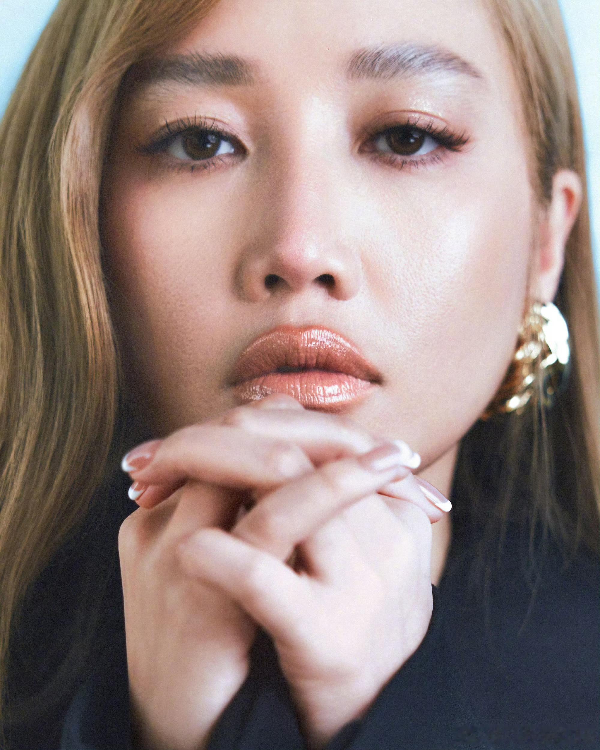 ALin总裁文女主有脸了 双深V造型直接美出圈！A-Lin曼妙身段自带清冷美艳b