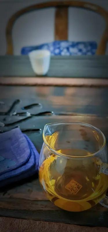 下联：半杯茶品人生，诚邀上联？一杯酒聊世界。