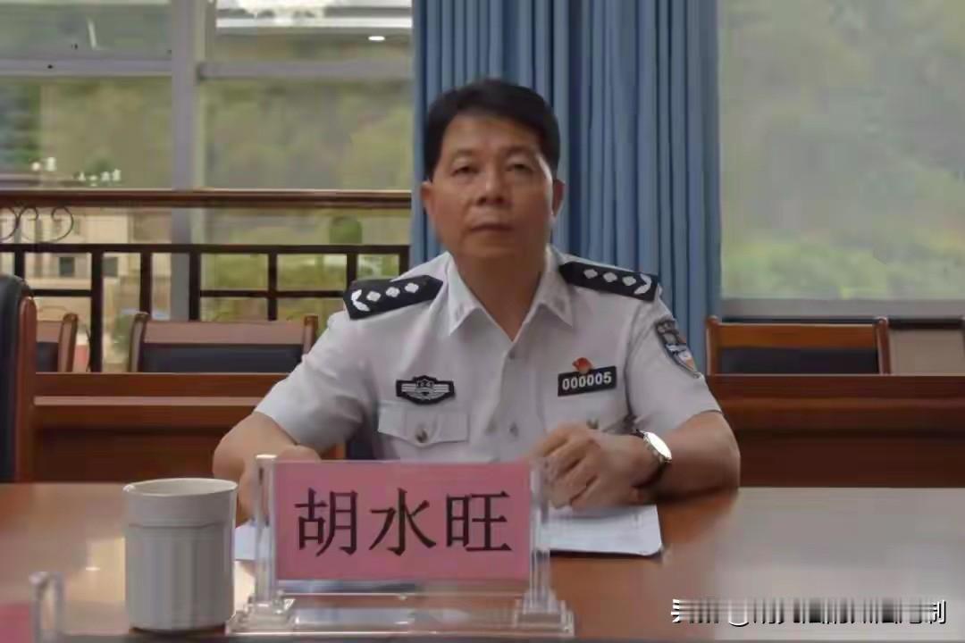 54岁拿到正厅，干了4年学院书记，胡水旺的主动投案早就有“苗头”。

公安教育系