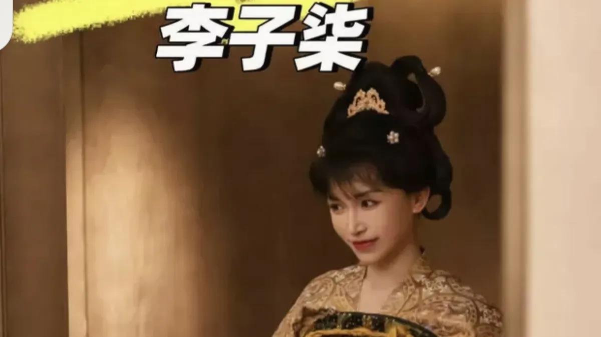 李子柒身着一袭翠绿的唐朝襦裙，那裙摆轻轻摇曳，宛如春日里最生机盎然的一抹绿意。她