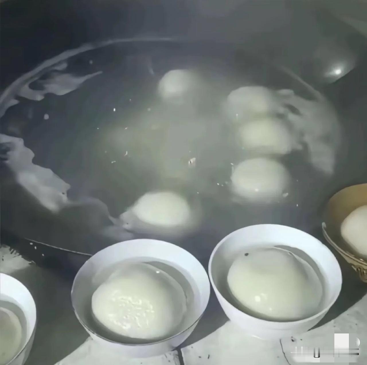 又要回去吃老辈子搓的大汤圆了，连吞12个大汤圆，锁住全年好运
川渝崽儿过年，汤圆