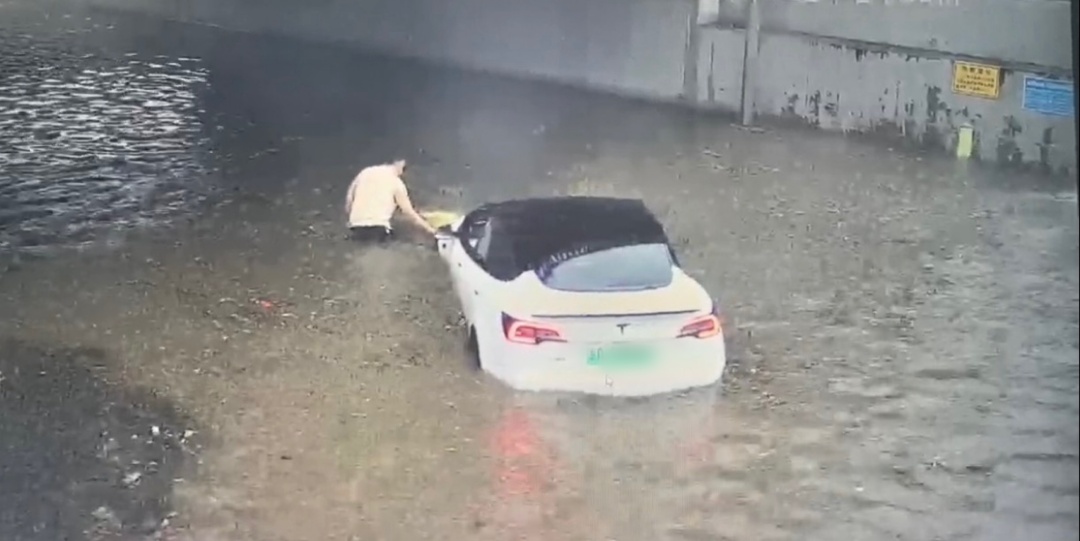 无视劝阻硬闯！北京昨日降雨期间多辆车因此被困