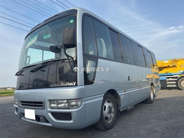 五十铃的中巴车~这家伙装备了4.5升汽油引擎？？？卖家没写错吧？？？此车是201
