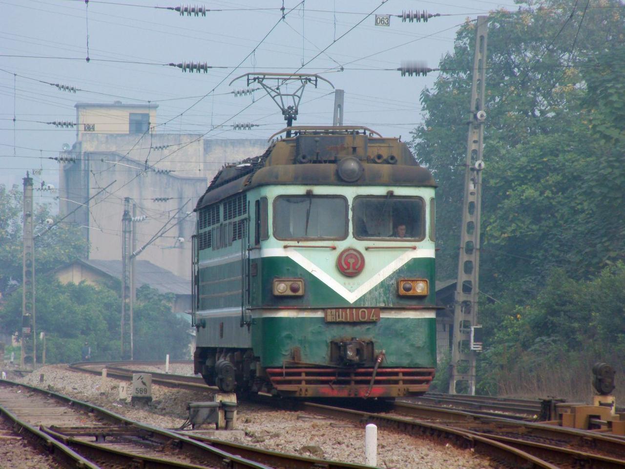 这是十五年前在梨树湾拍到的韶山1型电力机车，这台机车十几年前退役后一直放在当时的