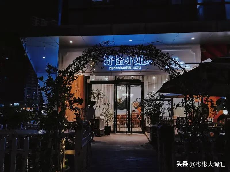 能啊，为啥不能接受自己是普通人。普通是人生底色，谁规定人就得光芒万丈？
以前我老