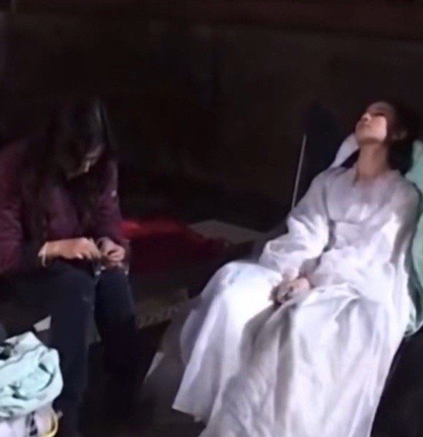 刘亦菲演小龙女时戴的手套可不是一次性的，而是妈妈一针一线给她缝出来的。 
