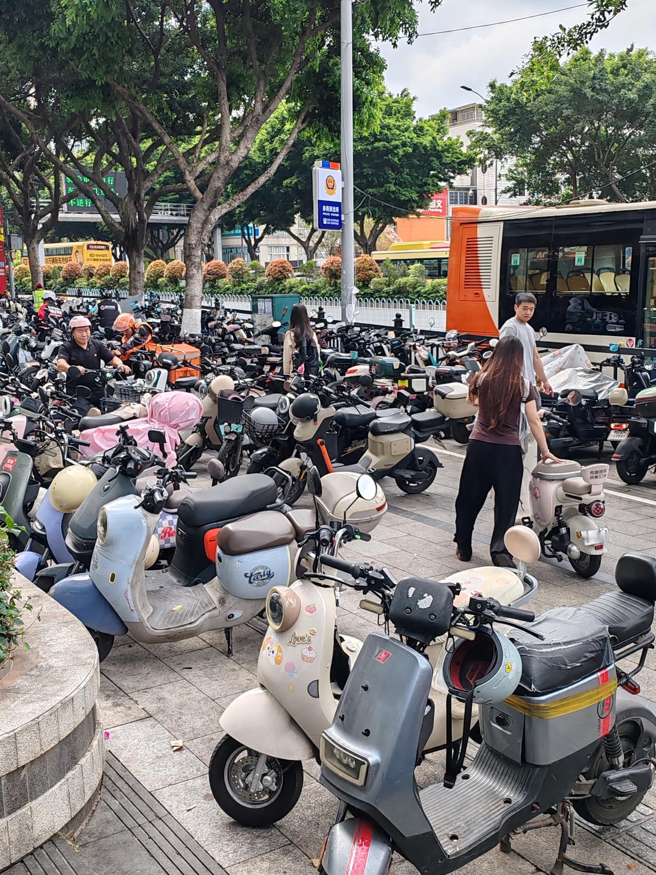 人行道再宽也无行人下脚之地
癫鸡困城之广州市海珠区新港中路丽影广场段