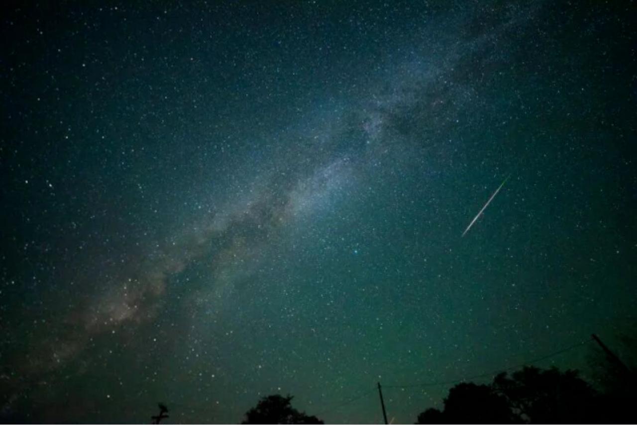 地球昼夜两重天！一边日全食一边流星雨，今晚抓紧抬头
8月13日，地球昼夜两面同时
