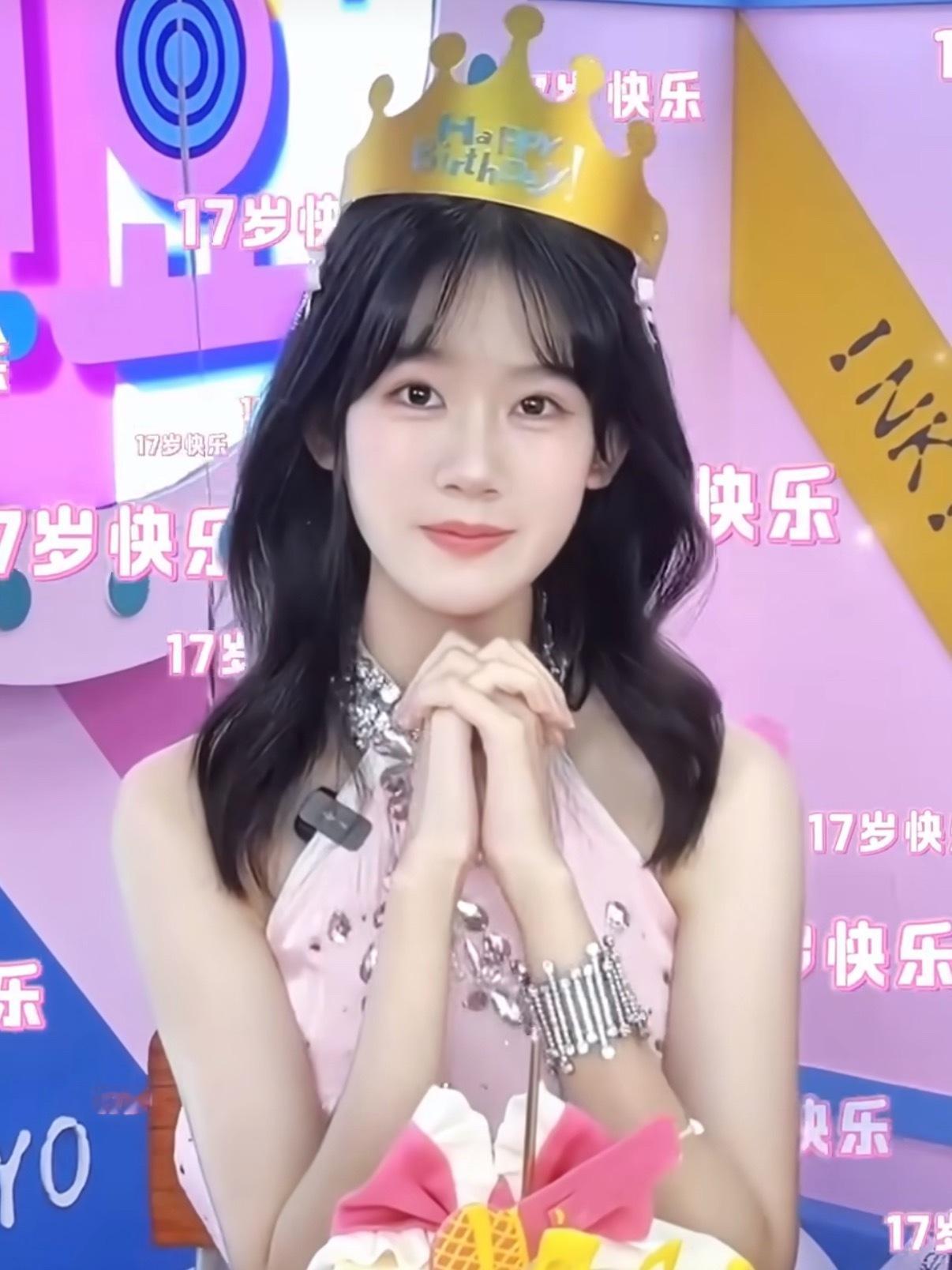 陆毅鲍蕾晒贝儿17岁生日视频贝儿从小美到大，好标致的小美女呀[麼麼噠][麼麼噠]