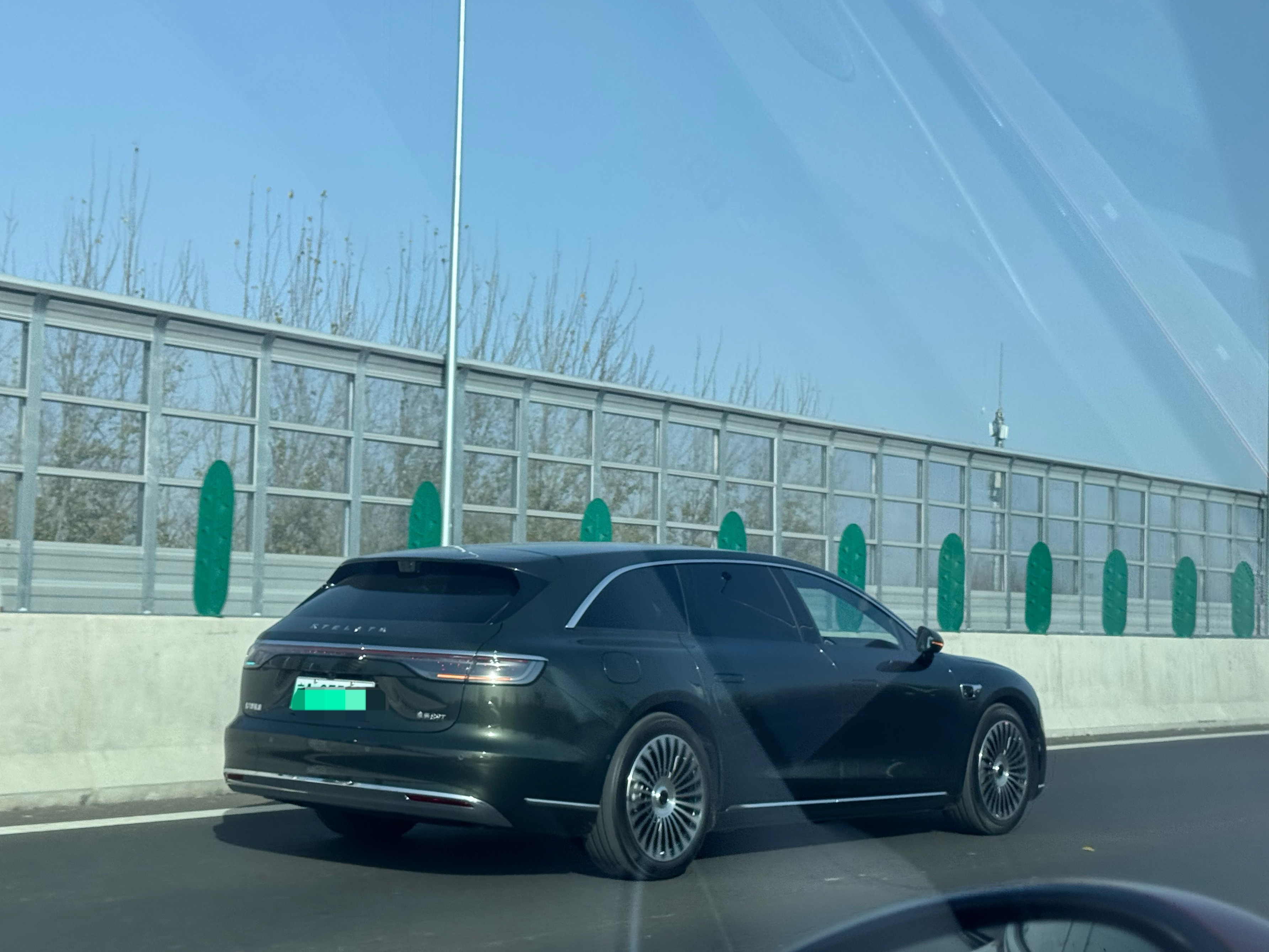 现在对老旧燃油车提不起兴趣但路上看到一些新能源还是挺有意思的比如这享界S9T真想