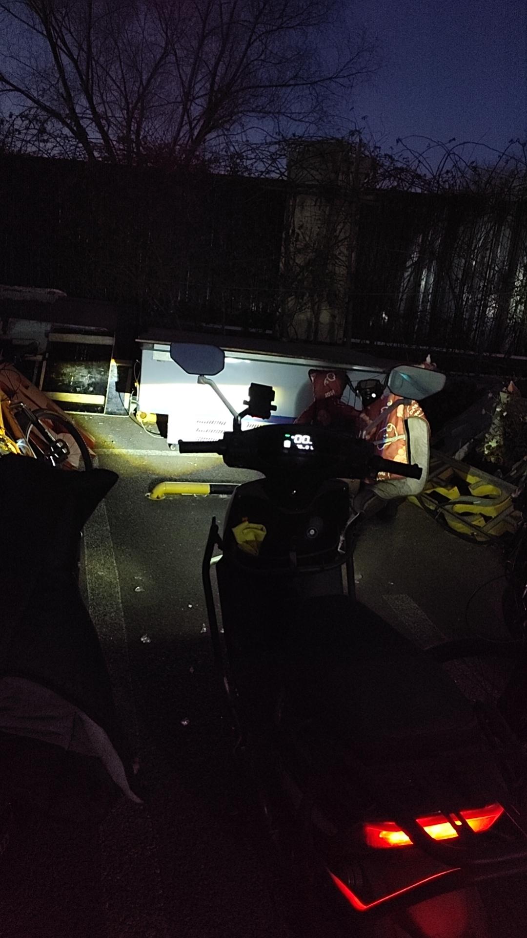 这种做法为哪般
不知道厂家和个人是怎么想的，为啥电动车停了会让车灯亮一夜？是为了