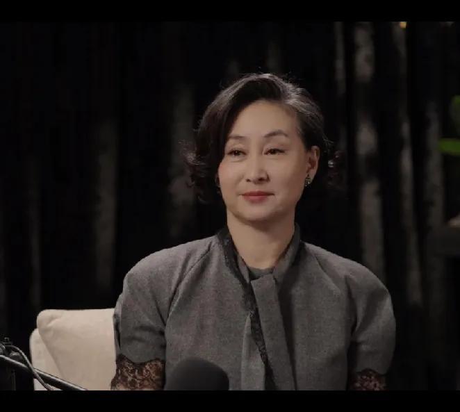 越了解何超琼，
就会发现，
美貌已经是她长长的一生里面，最不值得一提的优点了。