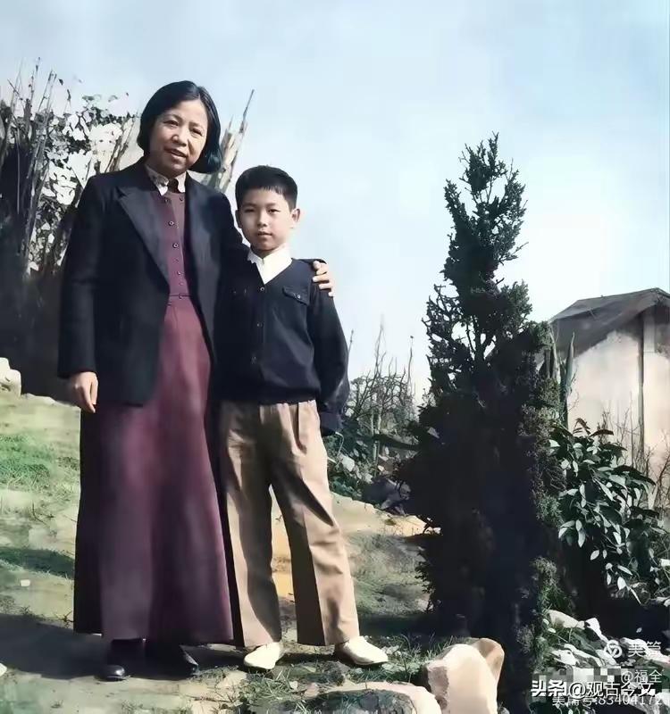 这张照片拍摄于1940年重庆，周总理的夫人邓颖超与时年12岁的李鹏在一起的合影留