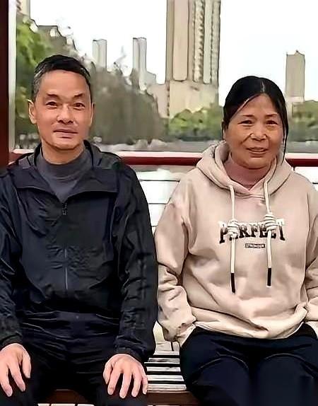 弟弟病逝，留下上百万房产存款。亲戚围着月薪6000的哥哥李建平，轮番劝：“二十多