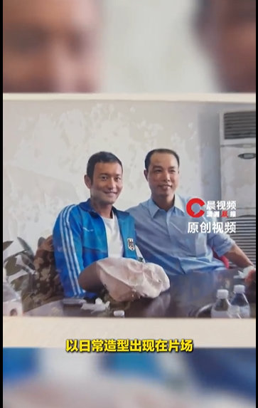 网友翻出刘亦菲黄晓明20年前旧照 网友称在老相册里翻出20年前神雕片场照，是当年