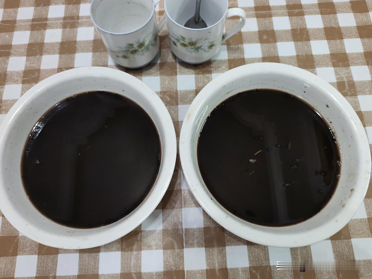 又熬出来了～
一副中药，两天的量

我是老同志，新司药
大桶熬药，一丝不苟

认