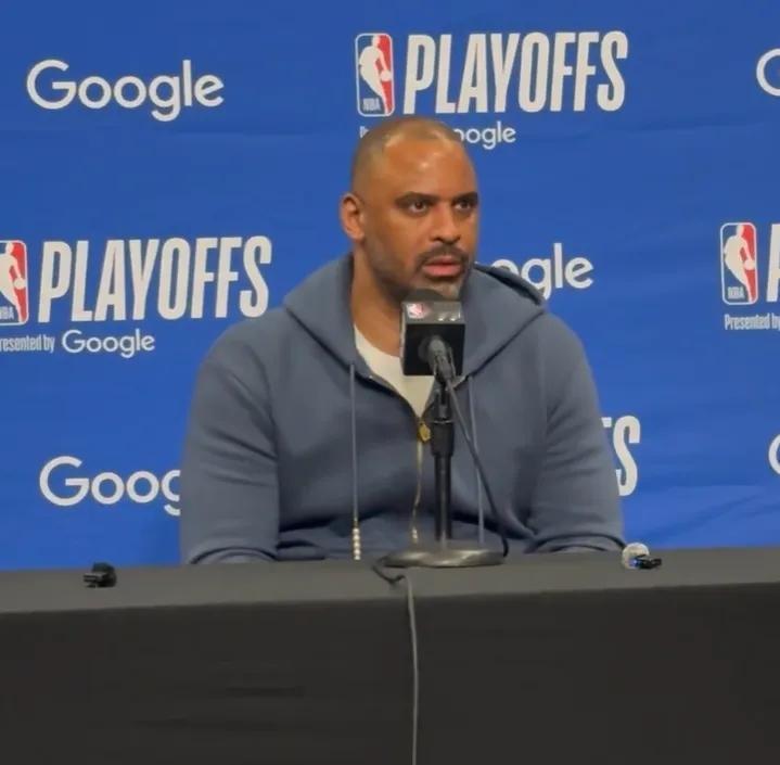 看了乌度卡的采访，才知道杜兰特“是在周三训练中膝盖撞了一下”，受伤后接受了膝盖影