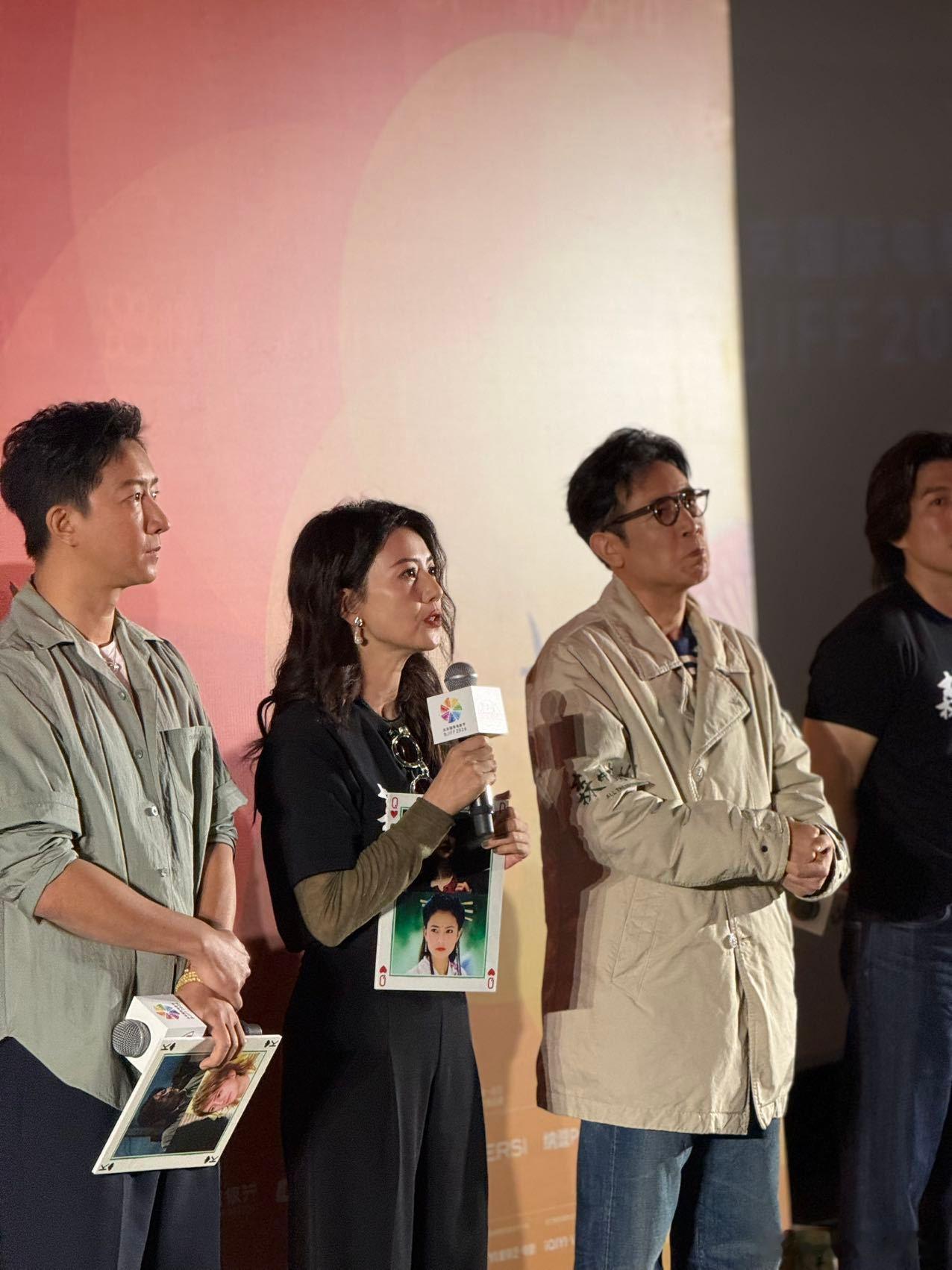 森中有林首波口碑电影《森中有林》首次放映好评如潮。作者亲自操刀，把爱情犯 罪拍得