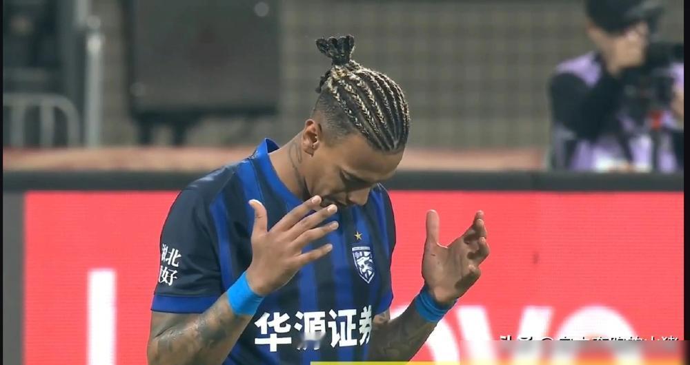 8分钟连丢两球，后防集体梦游，765万欧的外援在场上干瞪眼。
“大帝”李毅算是