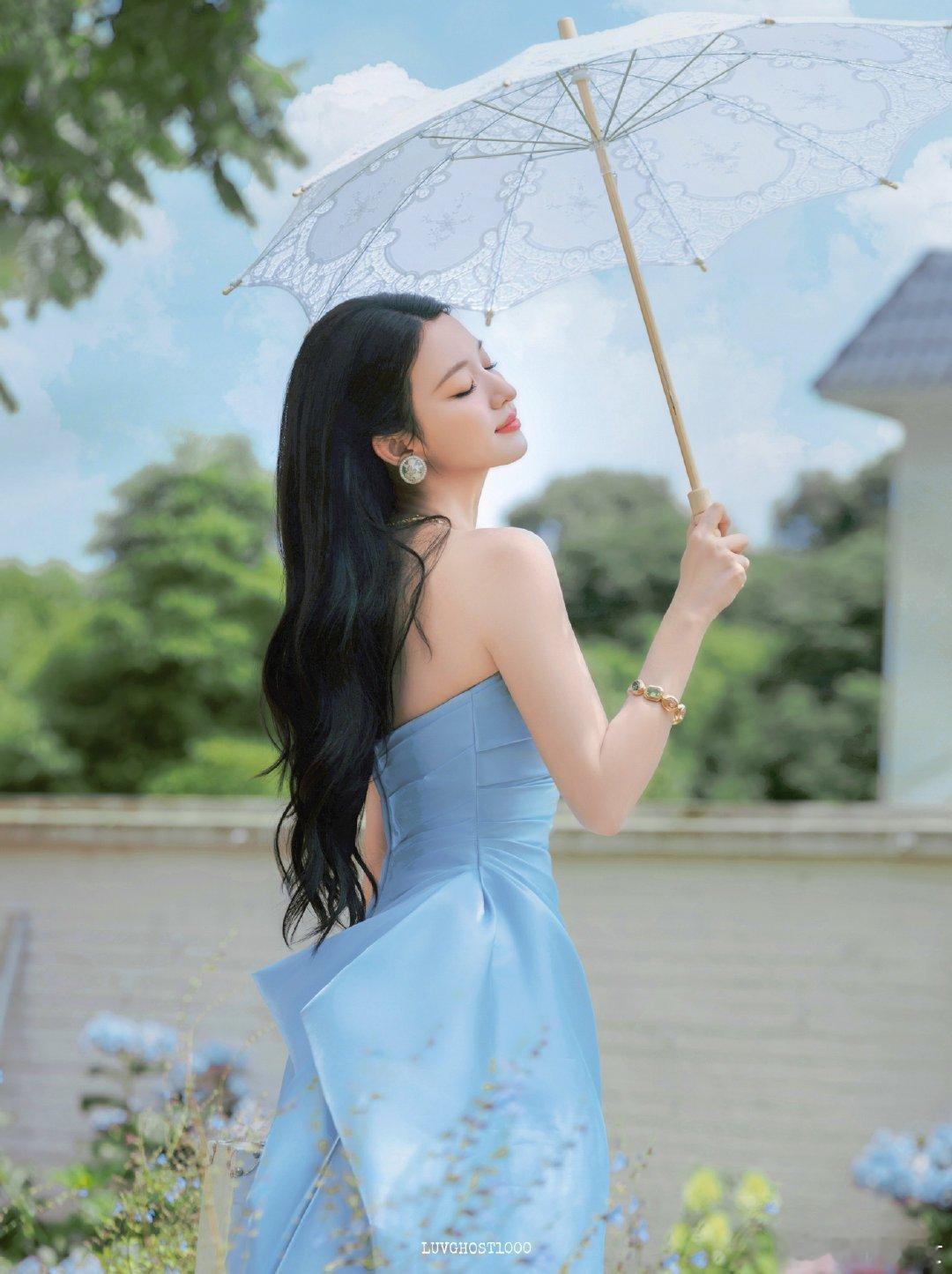 王楚然我是真的有点晕腿了，彻底沦陷在王楚然的长腿魅力里，西装配半身裙的职场造型氛