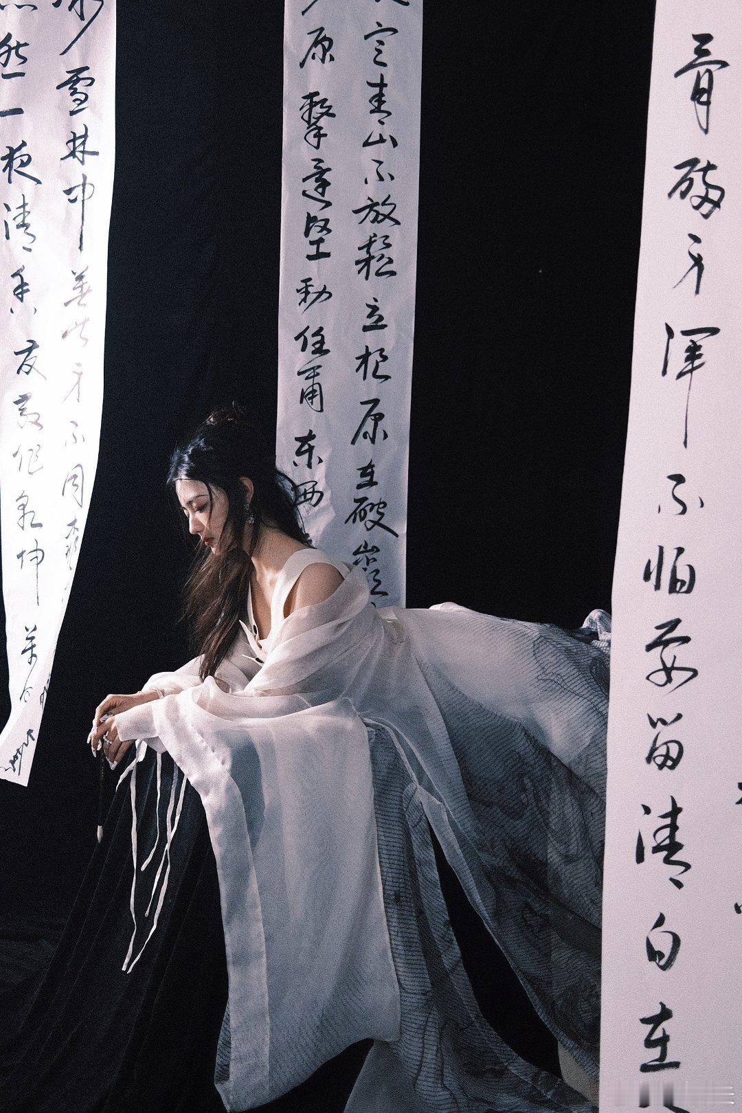 这套中式组图，让我觉得下次谁要选角潘金莲，徐璐真的可以试试。 