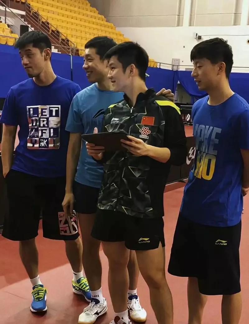 樊振东就像国乒男团里的团宠一样，马龙、许昕、张继科三位大哥都悉心指导过他，无论是