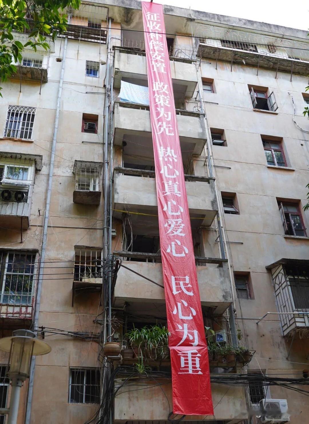 住进34楼的第五年，我忍无可忍把房子降价卖了，换回了老小区5楼的步梯房。搬进去的