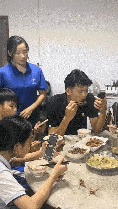 上梁不正下梁歪！饭桌上大人沉迷手机，孩子怎么可能乖乖吃饭！

一桌热气腾腾的饭菜