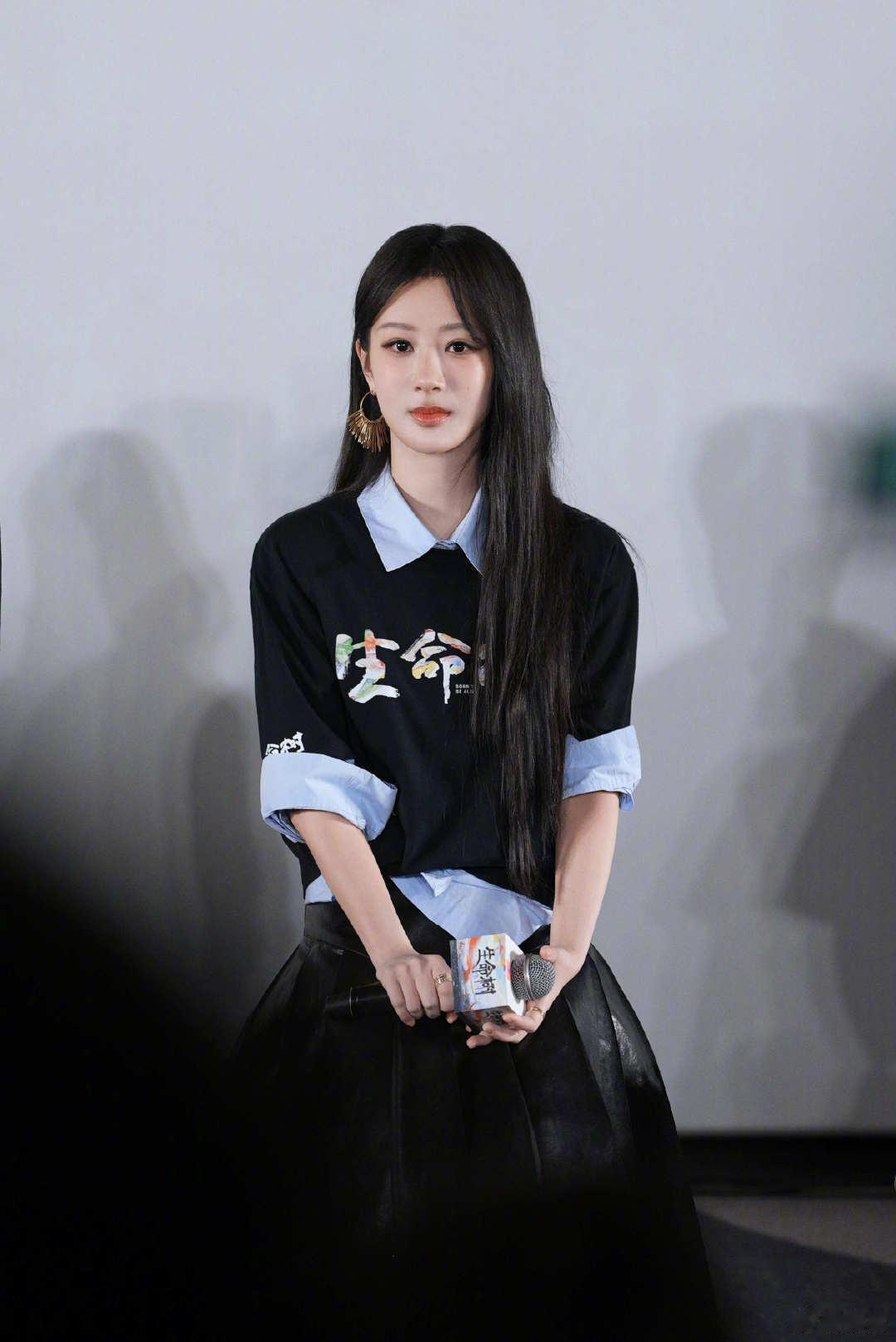 杨紫Duang的一下就坐下去了杨紫真的太可爱了吧，狠狠被美到！期待这个《生命树》