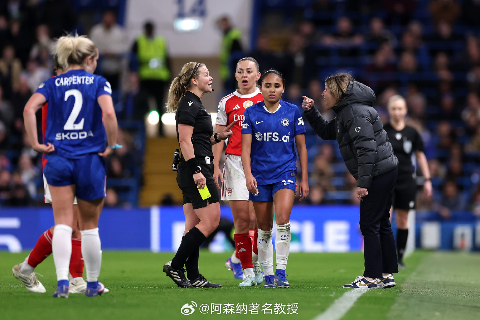 在阿森纳女足欧冠四分之一决赛战胜切尔西的比赛临近结束时，凯特·麦凯布因拉扯阿丽莎