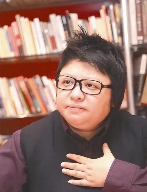 韩红为“走个面”道歉，这届网友是不是太敏感了？

韩红道歉了。就因为在冯小刚新片