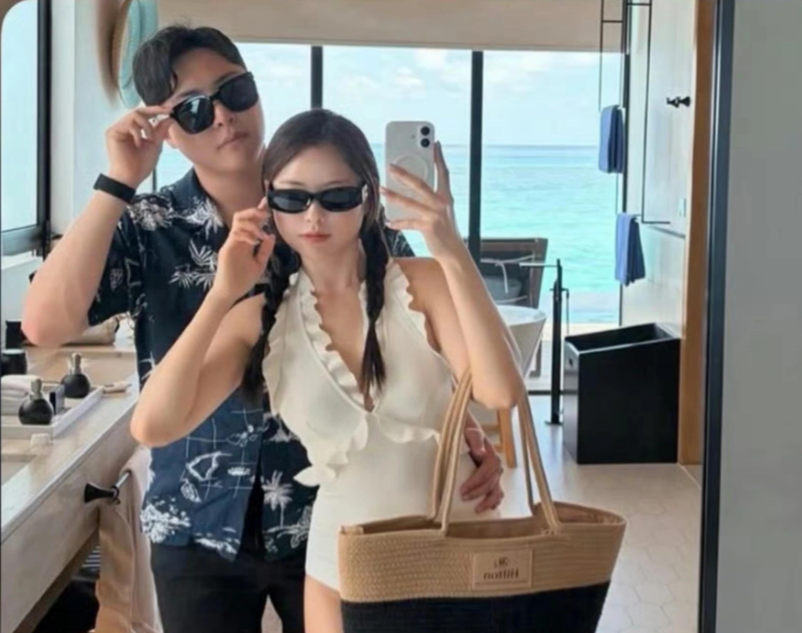 林钟勋晒和妻子度假合照 