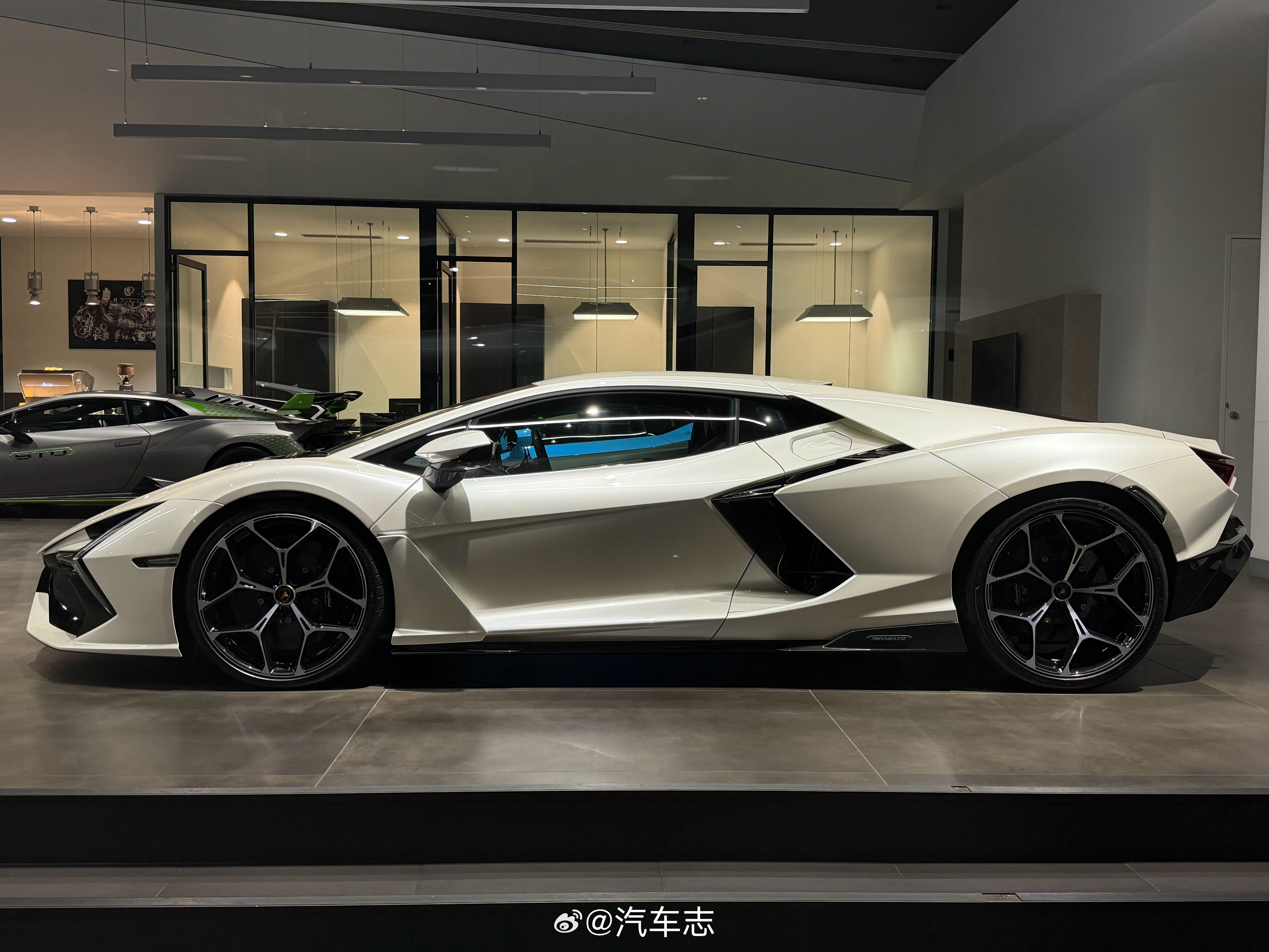 还得是大牛，侧面线条很漂亮，白色很优雅兰博基尼revuelto
