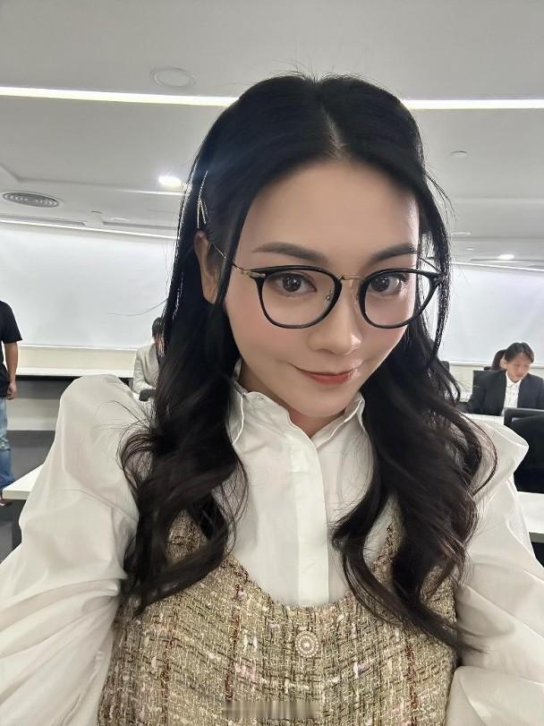 【On.cc】關嘉敏化身眼鏡娘　嘟嘴賣萌搶焦點藝人關嘉敏在正在播出的無綫劇集《非
