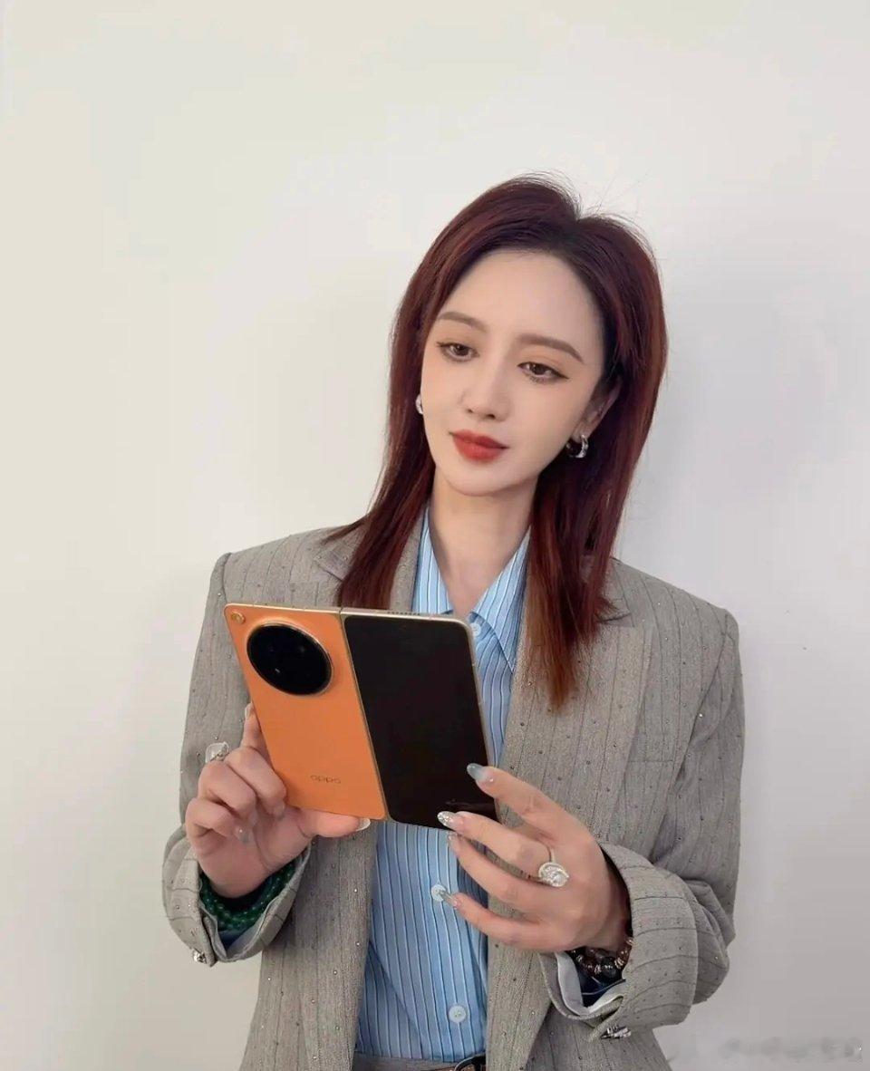 我想问问这是谁，感觉有点眼熟 