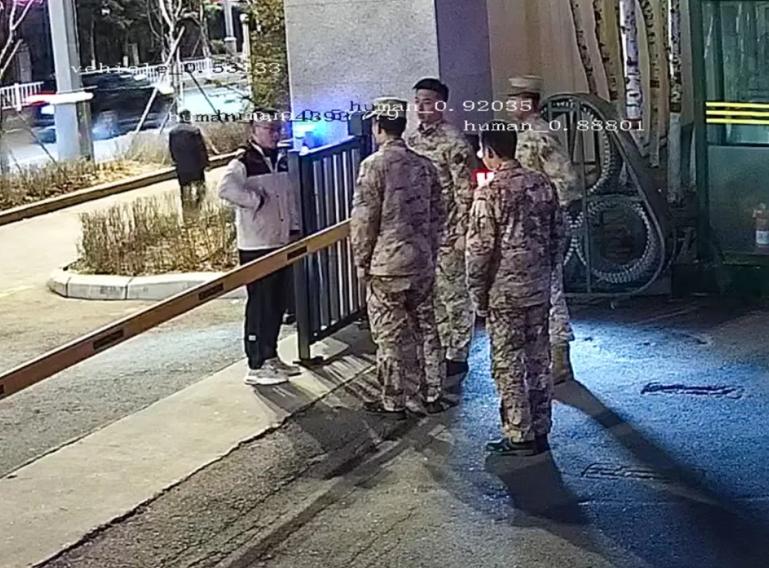 上人民日报了。
深夜，一名男子来到武警支队求助，当他从口袋掏出军士证那一刻，我就