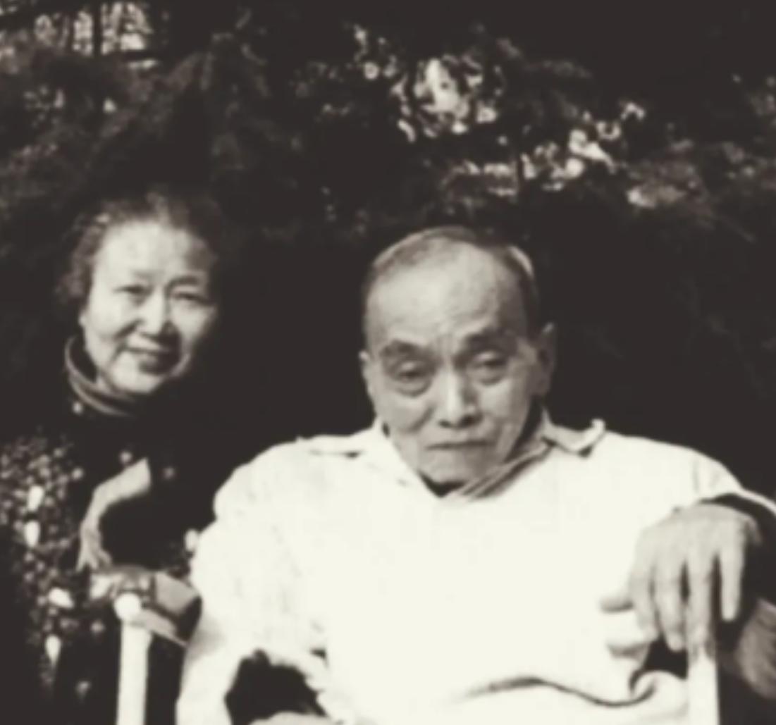 1949年4月，国民党少将范纪曼要被执行死刑，临刑前，他说要上个厕所，但谁也没有