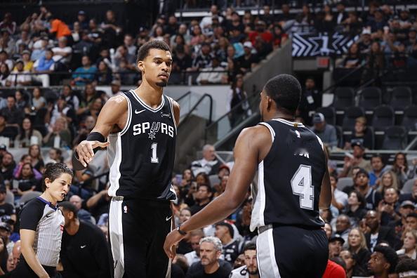 迪亚伦·福克斯明确表示，他把自己视为文班亚马身边的辅佐者，而不是圣安东尼奥马刺的